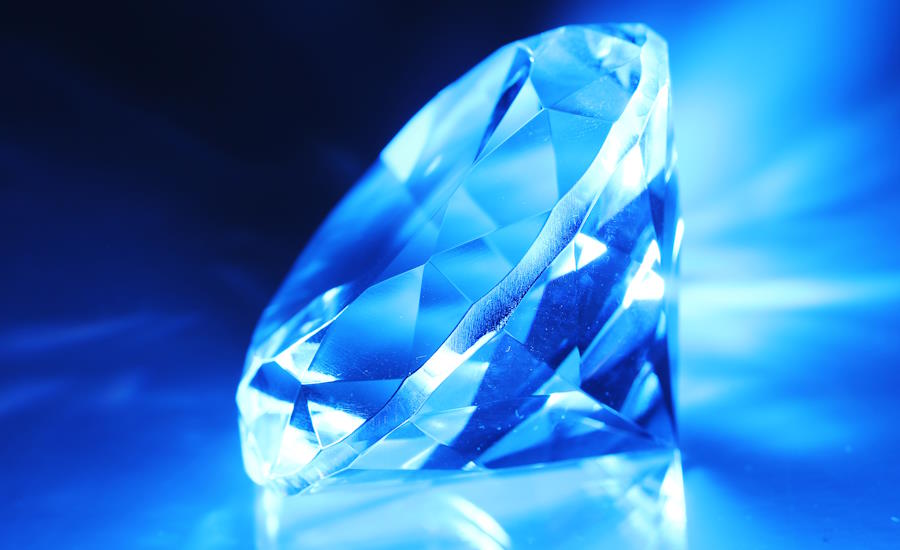 visste du att hårdmetall egentligen togs fram för att ersätta diamanter inom verktyg av förklarliga skäl så var det ganska mycket dyrare med just diamant men detta vackra smyckesmaterial hade även sina begränsningar när det gäller bearbetning av järn då det kemiskt reagerar med detta