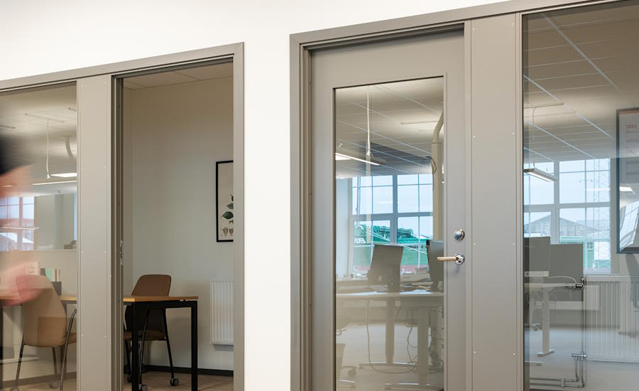 brand- och ljuddörrar från Nordic Dörrfabrik går att få som både solida alternativ eller med snyggt glas i dörrbladet och ja du läste rätt i början dörrarna agerar även som branddörrar