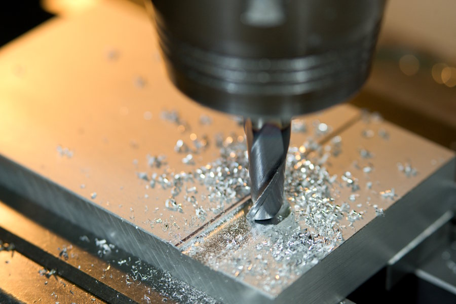 Desto hårdare metall som behöver fräsas, ju fortare måste verktyget bytas ut, speciellt ifall det rör sig om HSS-pinnfräsar. Solid hårdmetall, eller ännu bättre, diamantbelagd hårdmetall, ökar livslängden avsevärt, och kan mycket väl vara billigare i slutändan.